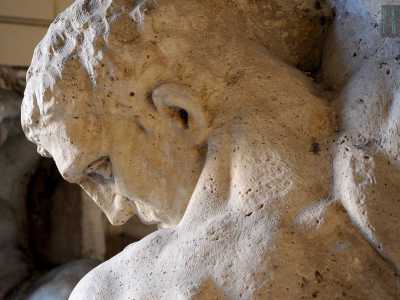 I rilievi plastici come i telemoni rappresentavano una delle particolarit� del palazzo progettato in stile eclettico, un misto tra neoclassico e barocco (foto di Nicola Velluso)